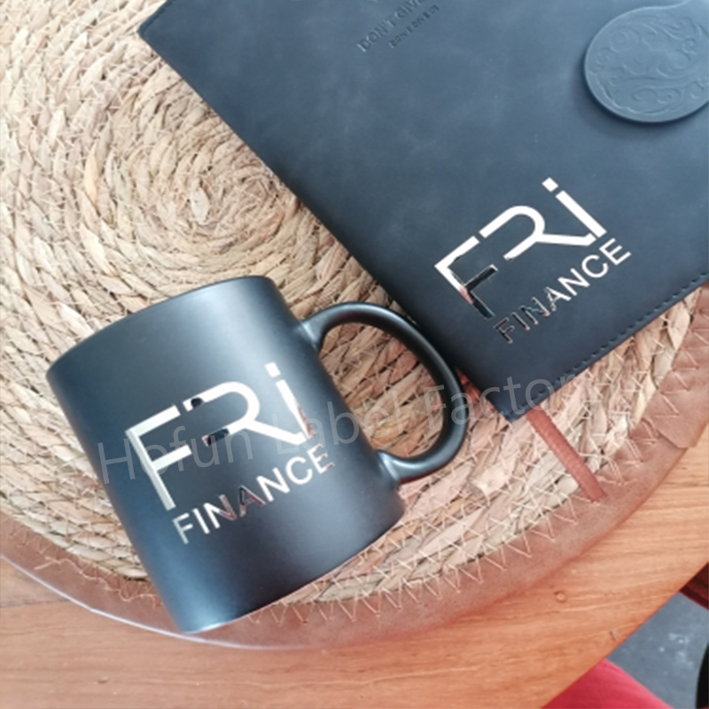 Calcomanía dorada con logotipo - Candle Souvenir reseña y precio