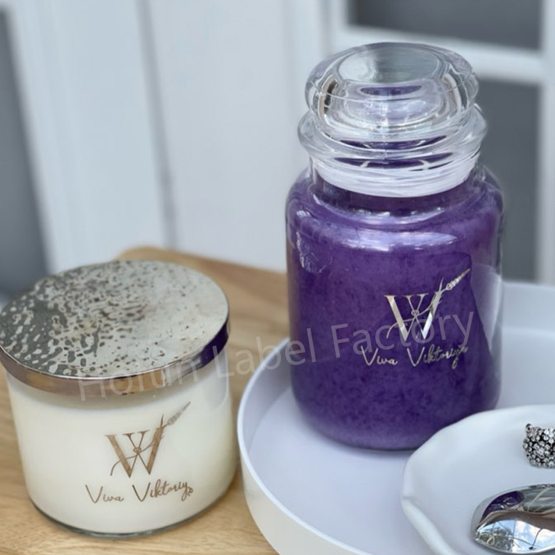 Calcomanía dorada con logotipo - Candle Souvenir reseña y precio